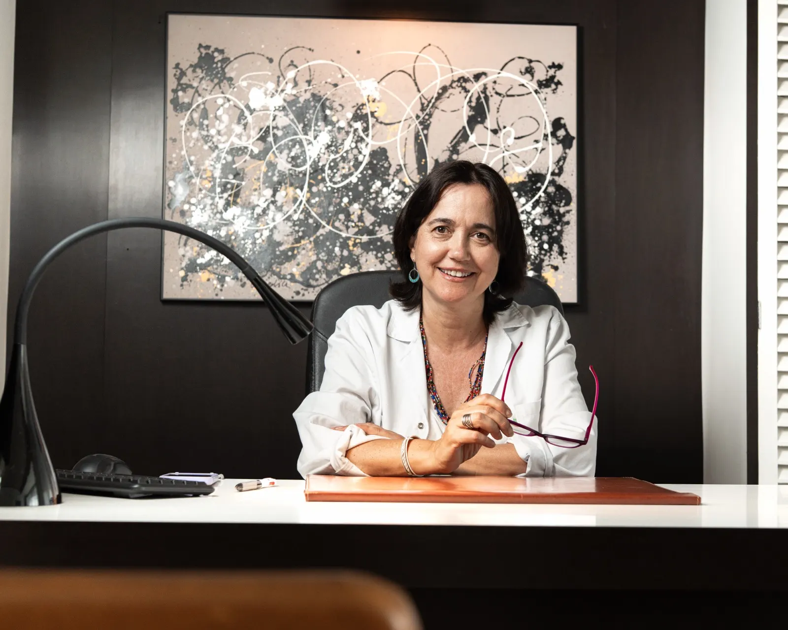La Dra. Victòria Andreu al seu despatx, somrient