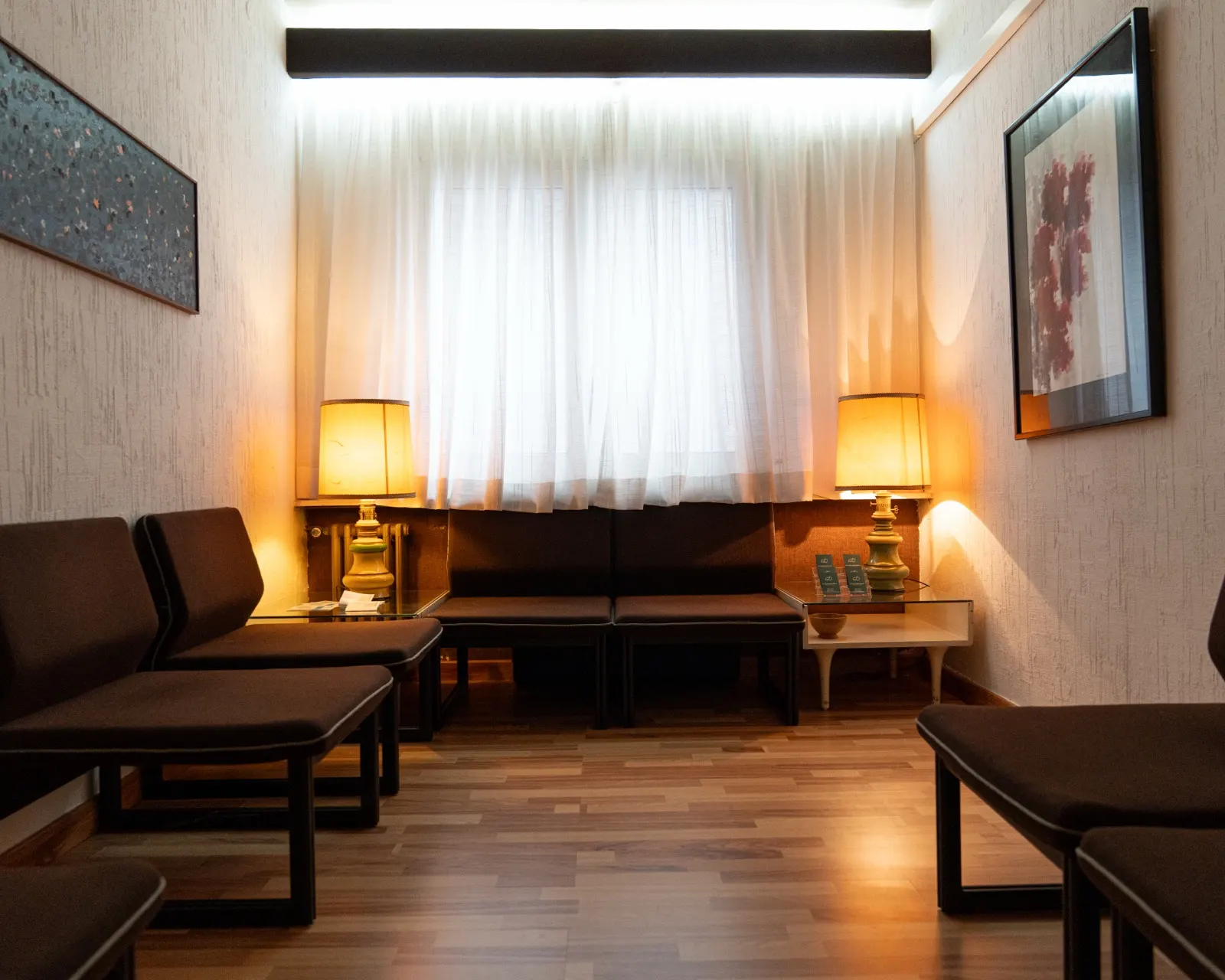 Sala d'espera amb sofàs i llum càlida