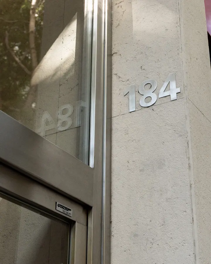 El número 184 gravat al portal